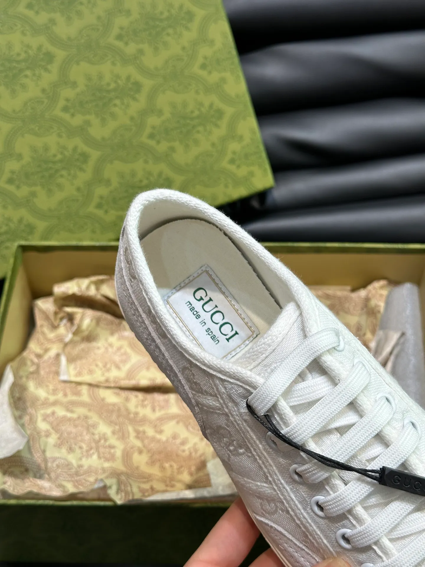 Men's shoes 💰p380 "GUCC*" Couple style 👫 lace-up canvas sneakers, crafted from light blue GG denim fabric, showing uniqueness. Classic details such as the GG printed embossed outsole, interlocking G and "Gucci" embroidery add to the glamorous style. Privately-made T men's shoes 💰pU original outsole, with exquisite details, impeccable fit, and a flat toe that has a retro feel! Customized canvas, classic double G logo, and the spring and summer color combinations are also very interesting! Size: Female 35-39. Male 38-44